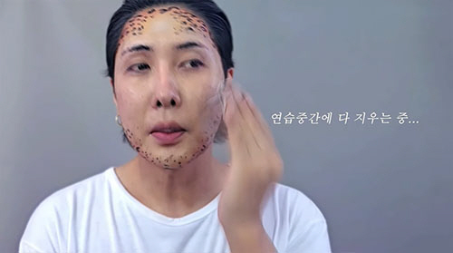 "영상 지워" vs "개념 스타" 김기수, 핼러윈 메이크업 두고 '갑론을…