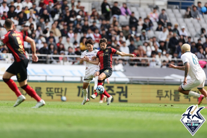 [현장리뷰]'지동원 2년2개월만 득점포'서울, 갈길바쁜 강원 2대1 꺾고…