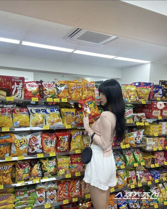 편의점 간 수지, 과자 진열장 앞인데 미모가 열일했네! 극세사 각선미는 …