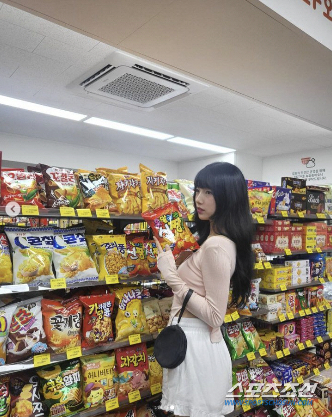 편의점 간 수지, 과자 진열장 앞인데 미모가 열일했네! 극세사 각선미는 …