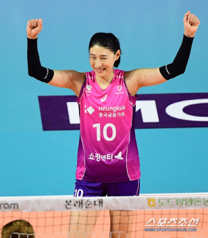 '국대 전현직 캡틴' 김연경과 박정아의 첫 대결 '과연 누가 웃었을까?' [인천 현장]
