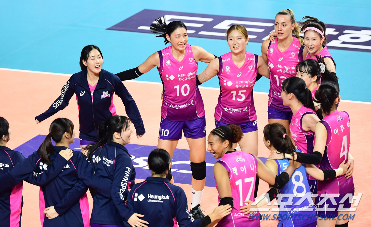 '국대 전현직 캡틴' 김연경과 박정아의 첫 대결 '과연 누가 웃었을까?'…