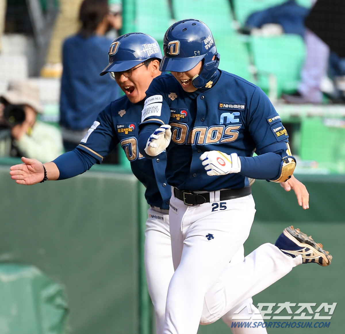 '대타로 나와 초구 쾅!' 영화 속 한 장면을 연출한 김성욱...'이 맛…