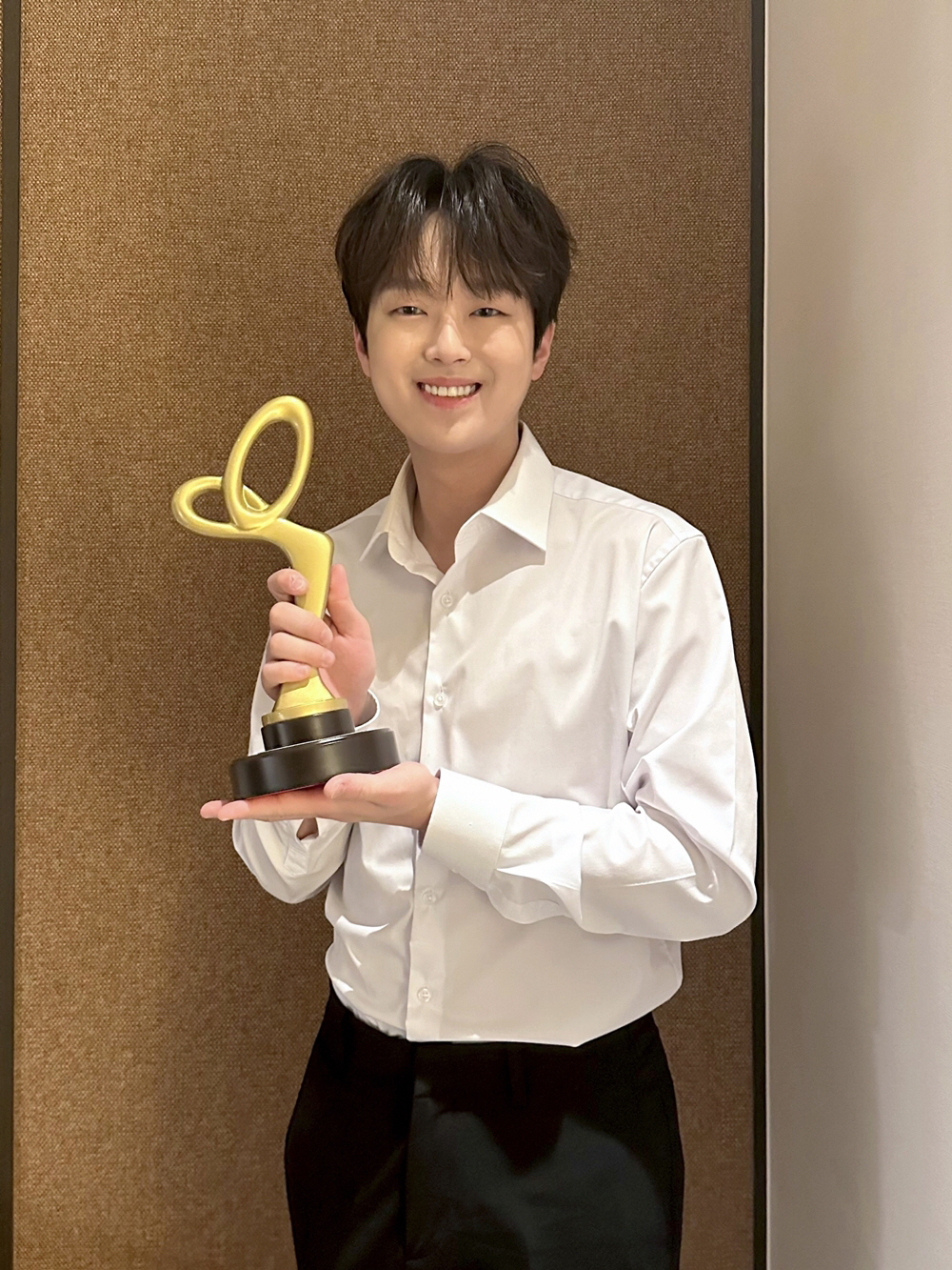 이찬원, 문체부 장관 표창 수상…父대리수상 "팬들이 있기에 여기까지"