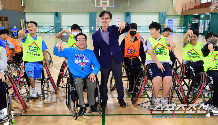 "이게 바로 살아있는 교육이죠" 코웨이휠체어 농구팀의 특별수업에 매료된 …