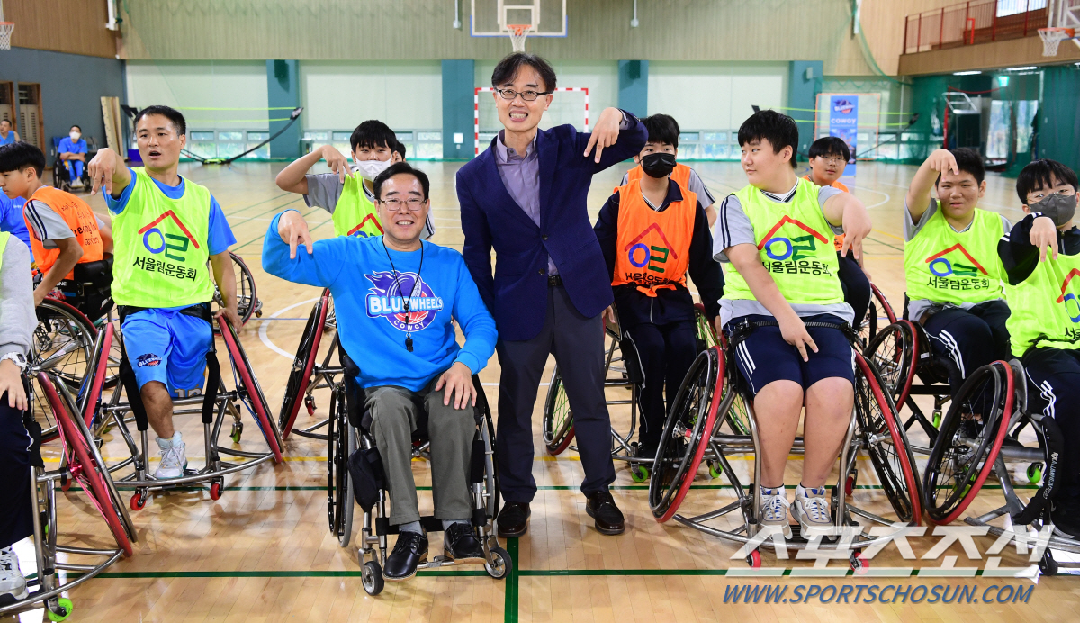 "이게 바로 살아있는 교육이죠" 코웨이휠체어 농구팀의 특별수업에 매료된 …