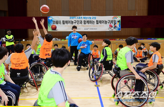 "이게 바로 살아있는 교육이죠" 코웨이휠체어 농구팀의 특별수업에 매료된 …