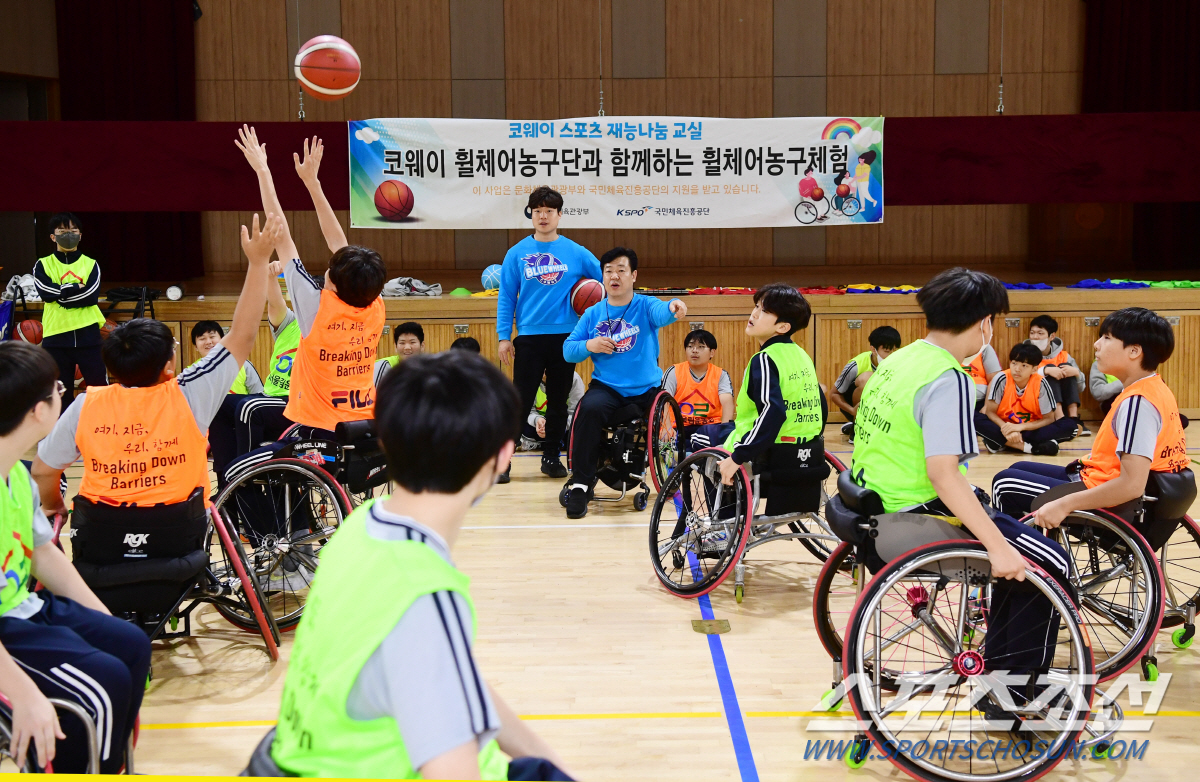 "이게 바로 살아있는 교육이죠" 코웨이휠체어 농구팀의 특별수업에 매료된 …
