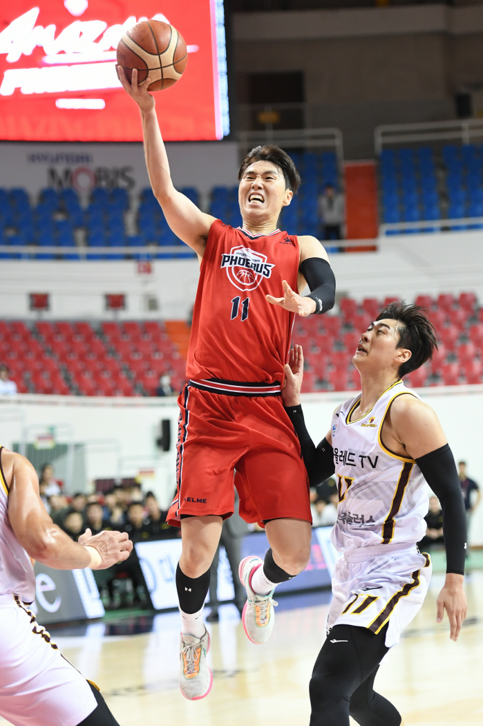 [KBL 리뷰] 박빙승부 '쌍둥이더비' 동생이 먼저 웃었다…현대모비스, …