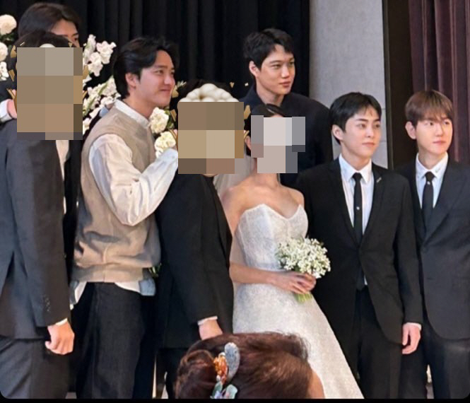 '애둘아빠' 첸, 늦깎이 결혼식 포착…엑소 멤버들 축하 속 웨딩마치 [S…