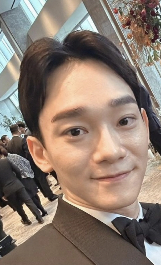 '애둘아빠' 첸, 늦깎이 결혼식 포착…엑소 멤버들 축하 속 웨딩마치 [S…
