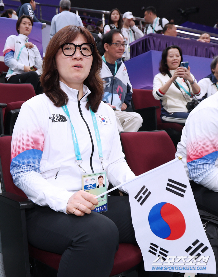 [항저우]역도 '레전드' 장미란 차관 장애인 탁구 첫 관전, 홈팀 일방적…