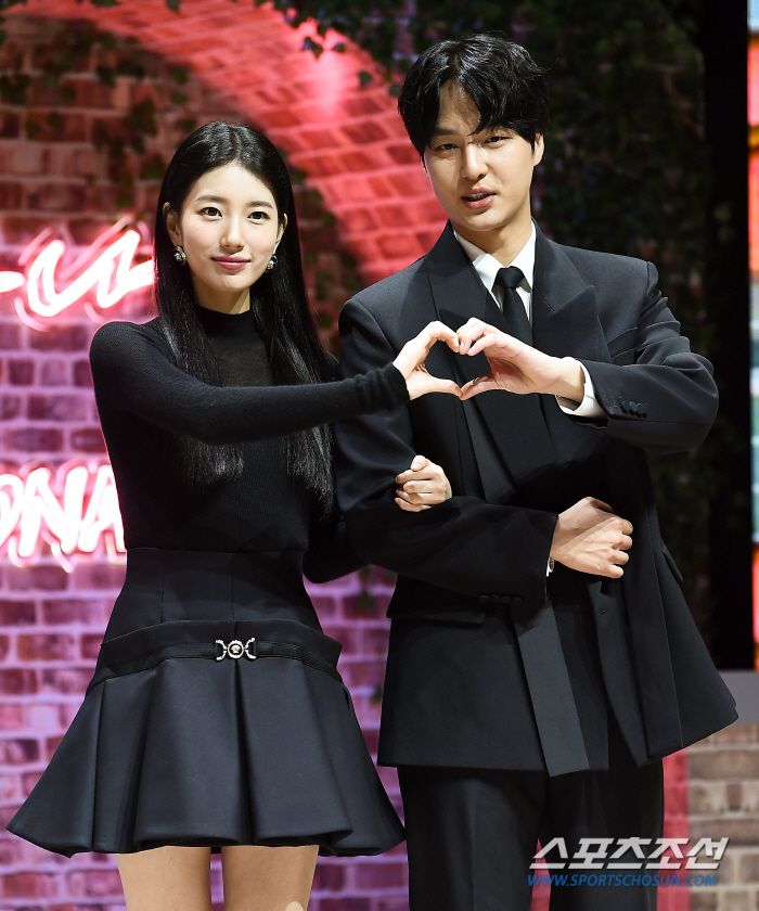 [SC초점] '이두나!' 수지가 예쁜데, 밝고도 어두워요