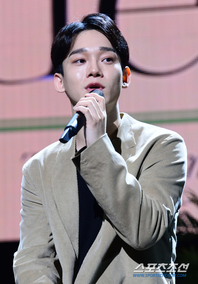[종합]엑소 첸, 혼인신고 3년 만에 '지각 결혼식'…엑소 멤버들 참석,…