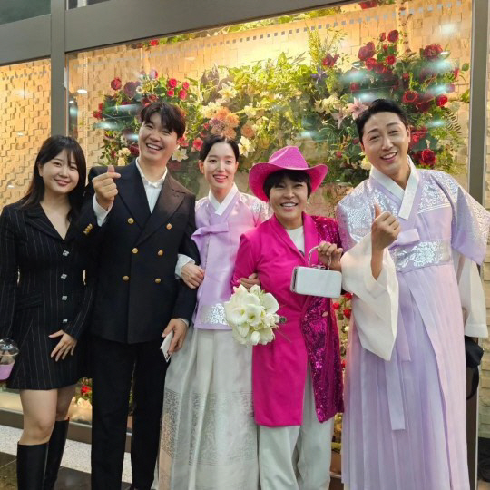 손헌수, ♥7세 연하 신부와 달콤한 입맞춤…박수홍♥김다예도 결혼식 빛냈다