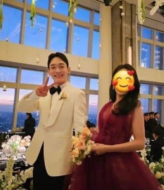 '두 딸 아빠' 엑소 첸, 3년만 '뒤늦은 결혼식'…멤버들 전원 참석 '…