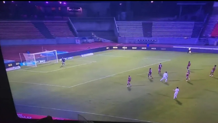 "비행기 다시 태워" '역대급 먹튀' 40야드 기습 중거리포에 깜짝 재등…