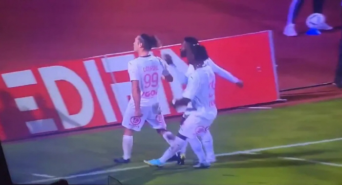 "비행기 다시 태워" '역대급 먹튀' 40야드 기습 중거리포에 깜짝 재등…