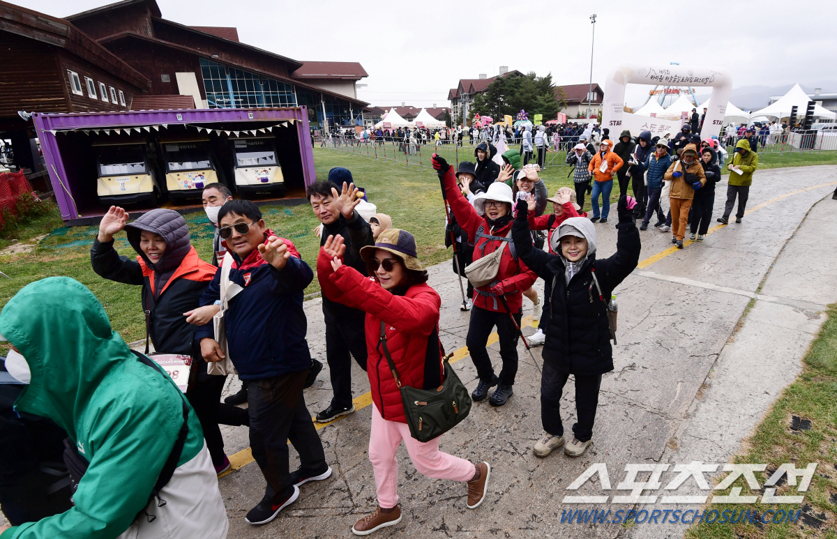 15회 하이원 하늘숲길 트레킹 패스티벌 폐막…"매번 새롭고, 설레요"