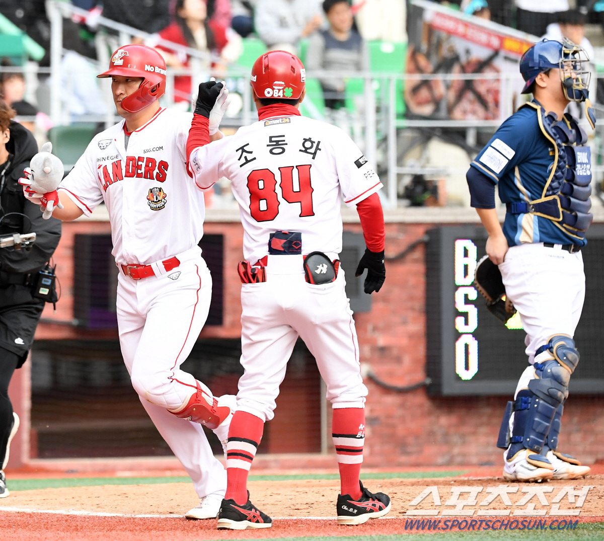 2023 KBO 준플레이오프 SSG 랜더스와 NC 다이노스의 경기가 22일 인천 SSG랜더스필드에서 열렸다. 9회말 무사 1루 SSG 하재훈이 투런포를 날린 뒤 환호하고 있다. 인천=박재만 기자pjm@sportschosun.com/2023.10.22/