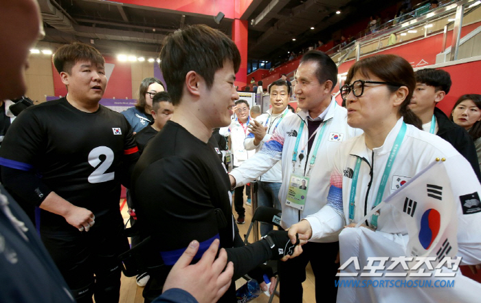 [항저우]역도 경기장 찾은 '레전드' 장미란 차관 "플랫폼에 올라가고 싶…