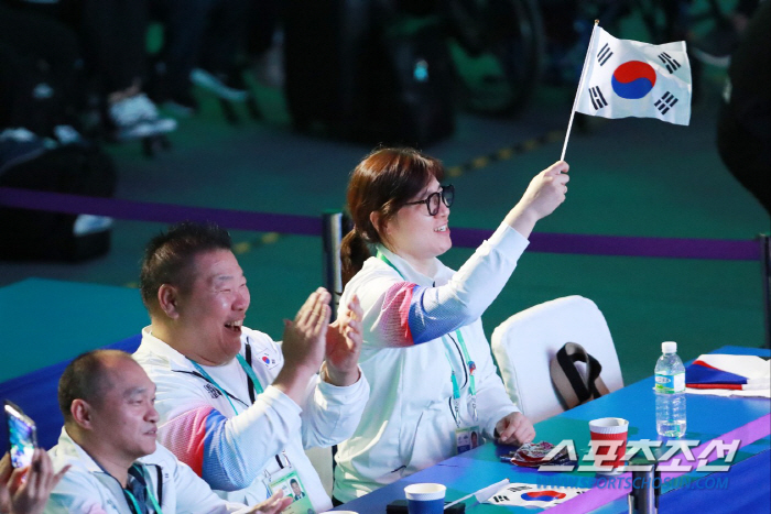 [항저우]역도 경기장 찾은 '레전드' 장미란 차관 "플랫폼에 올라가고 싶…