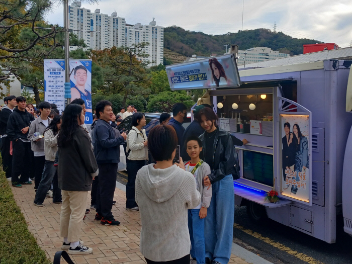 '흥행대박' KCC 부산 신고식의 숨은공신들…정창영 부부의 '감동 커피차…