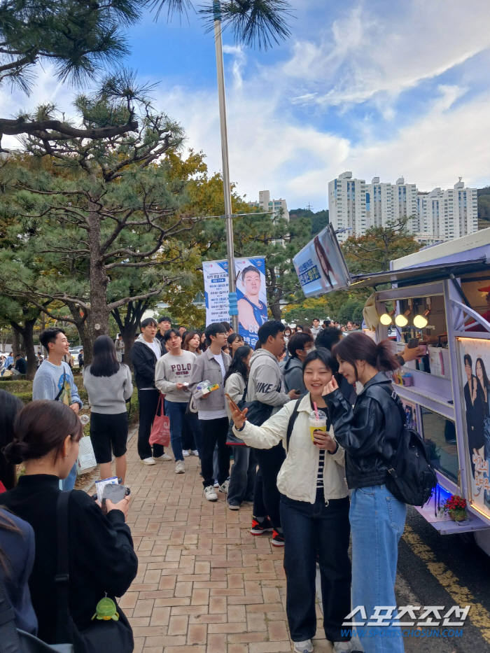 '흥행대박' KCC 부산 신고식의 숨은공신들…정창영 부부의 '감동 커피차…