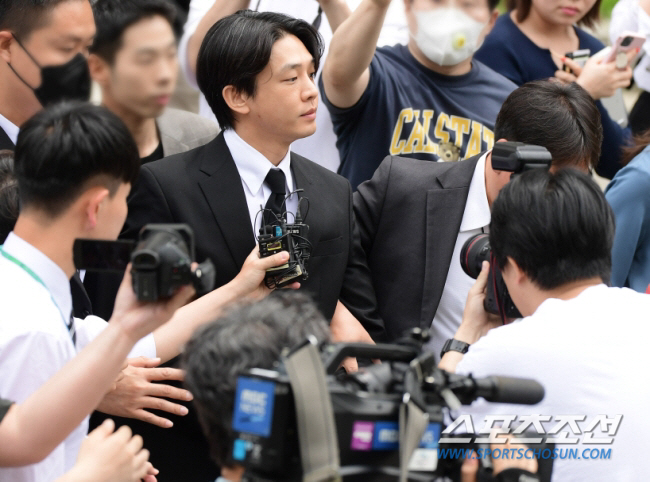 [종합] '상습 마약' 유아인은 재판行→'업소女 마약 투약' 이선균은 형…