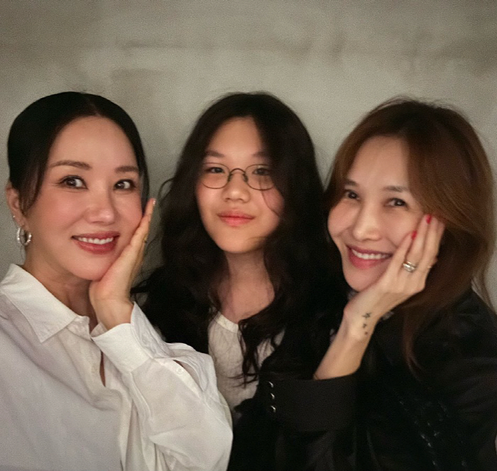 "170cm 엄마보다 더 크네"…엄태웅딸 지온 양에 엄정화 "10살, 나…