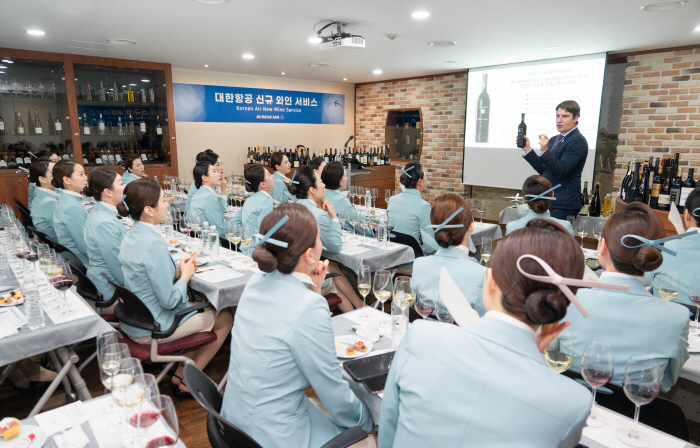 대한항공, 객실승무원 대상 기내 와인 교육 진행