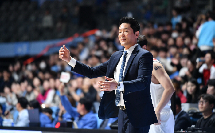 [현장인터뷰] SK 전희철 감독 "안영준 메인 2번, 선수들 승부처 맥을…