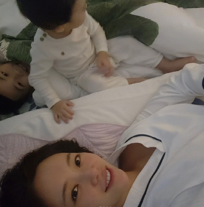 "행복해" 황정음, '♥이영돈과 파경 위기→재결합'..두 아들로 '화목한…