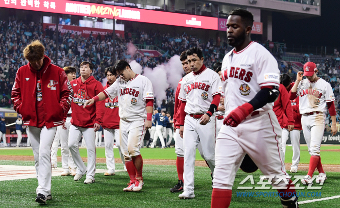 18이닝 동안 한번도 리드 못했다. 우승팀 구겨진 자존심, 3연패로 탈락…