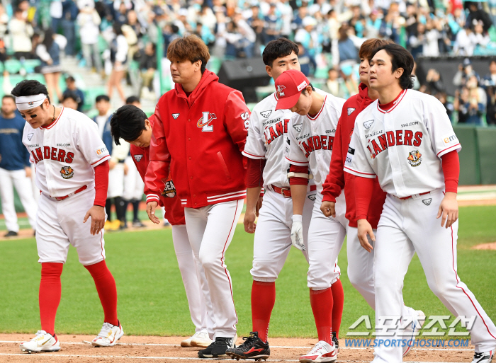 18이닝 동안 한번도 리드 못했다. 우승팀 구겨진 자존심, 3연패로 탈락…