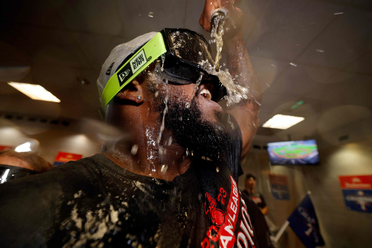 가르시아가 월드시리즈 진출을 확정한 뒤 라커룸에서 동료들과 샴페인을 터뜨리며 기뻐하고 있다. AFP연합뉴스