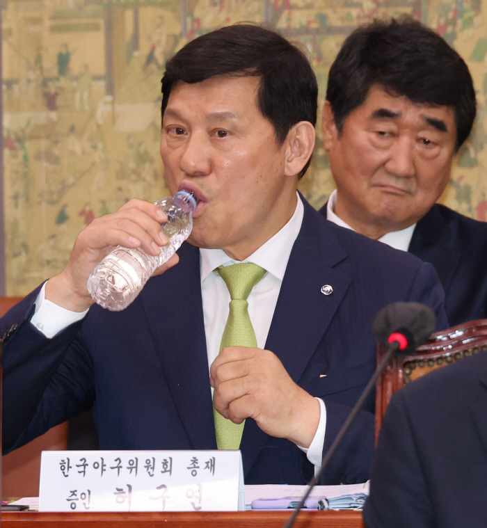 '갑툭튀' FA 뒷돈 논란. 국정감사까지 갔지만... 시원한 한방 없었다…