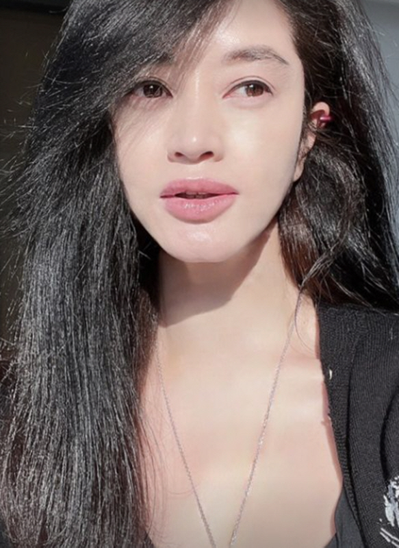 김혜수, '연예계 탑급 비주얼' 순위 안내려오는 이유..햇살 아래 찬란하…