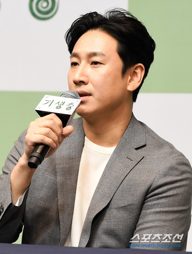 "'기생충' 스타 마약 의혹"..'룸살롱 VIP설' 이선균 외신도 대서특…