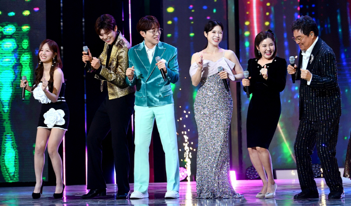 임영웅→김호중, 축하 인사…'더트롯쇼' 100회 특집, 시상식급 화려한 …