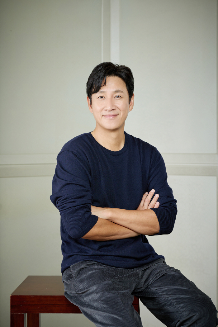 [종합] 이선균 마약 스캔들→연예인 추가입건+여가수 오보, 연예계 최악의…