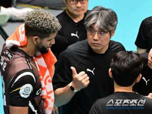 '일본 스타일 아니야.' OK 색깔 찾는 일본인 감독. '강하기만 한 서브 NO' 범실없는 서브→블로킹&디그로 막는다[의정부 인터뷰]