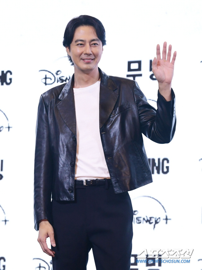 [SC줌人] "돈독 빼기 위해 기부 시작"…'밀수→무빙' 훨훨 날았던 조…
