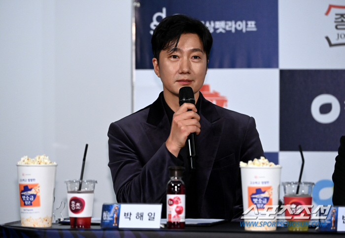 '청룡 핸드프린팅' 박해일 "두 번째 청룡 수상, 편안한 마음으로 왔다"