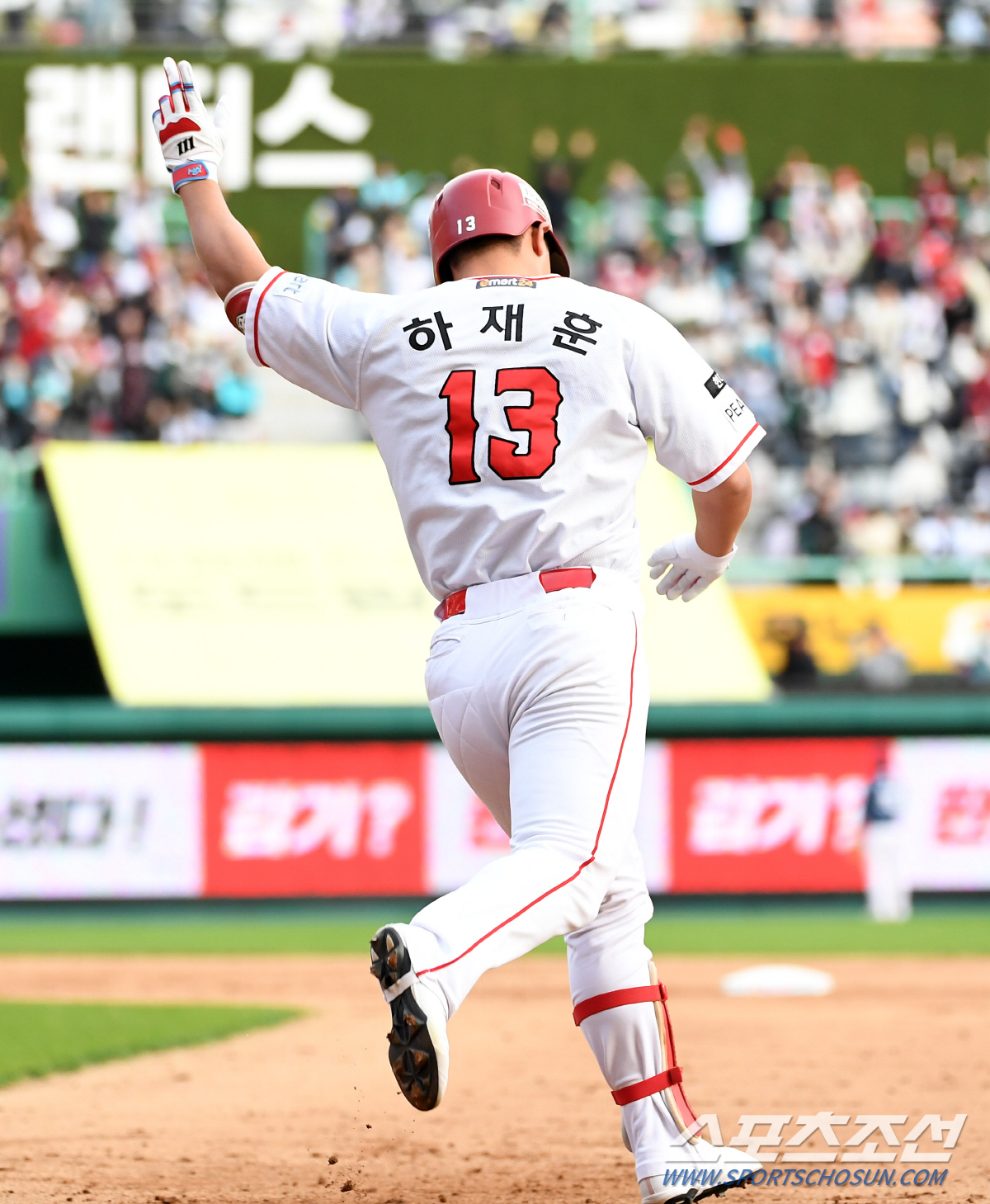 2023 KBO 준플레이오프 SSG 랜더스와 NC 다이노스의 경기가 22일 인천 SSG랜더스필드에서 열렸다. 9회말 무사 1루 SSG 하재훈이 투런포를 날린 뒤 환호하고 있다. 인천=박재만 기자pjm@sportschosun.com/2023.10.22/