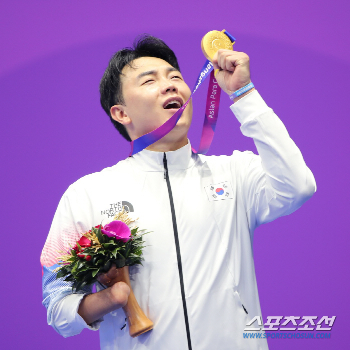 [항저우]"무릎부상을 잊었다" 첫 대회에서 금메달…역사를 만든 태권청년 …