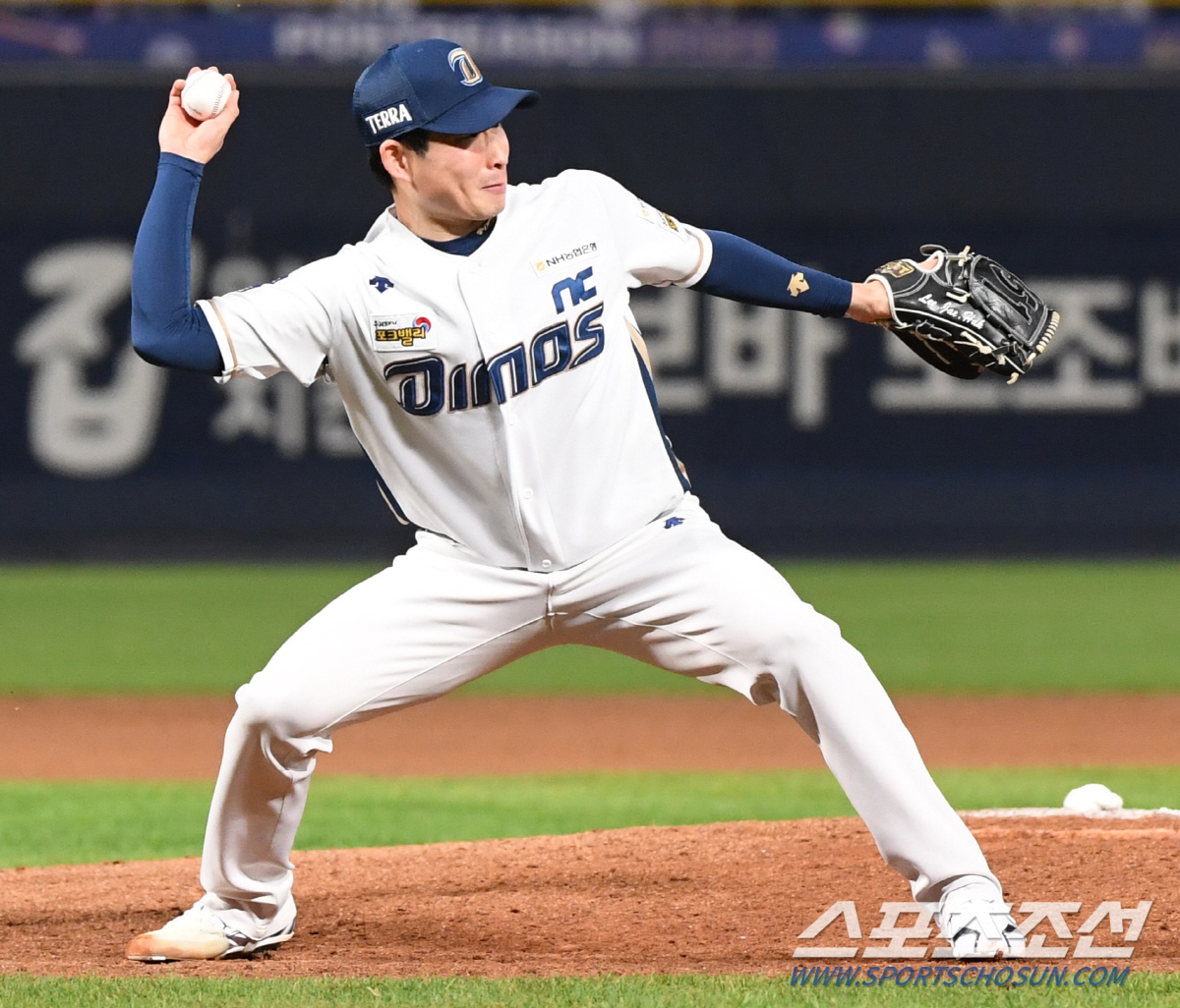 25일 창원 NC파크에서 열린 SSG와 NC의 준PO 3차전. 5회초 1사 1루 오태곤의 강습타구에 맞은 이재학이 고통스러워하며 공을 송구하고 있다. 창원=정재근 기자 cjg@sportschosun.com/2023.10.25/