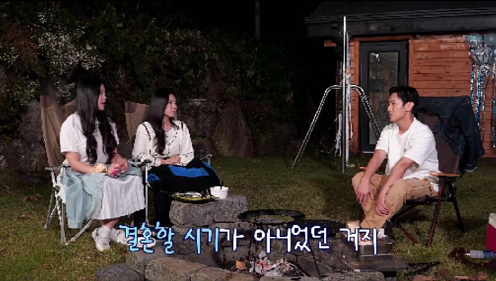 [SC리뷰]김동완, 팬 청첩장에 울컥…"결혼하고 싶어, 안 행복해"('신…