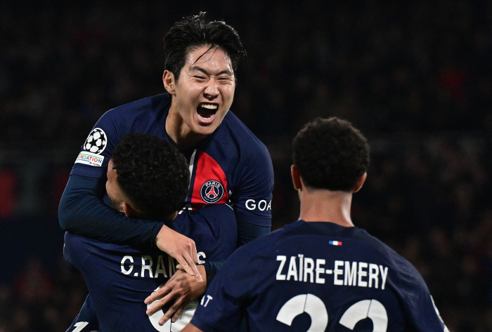 '폼 미쳤다' PSG 입단 첫골&UCL 데뷔골 폭발! 이강인, 주전 경쟁자 뎀벨레 보다 높은 평점&강한 임팩트 남겼다