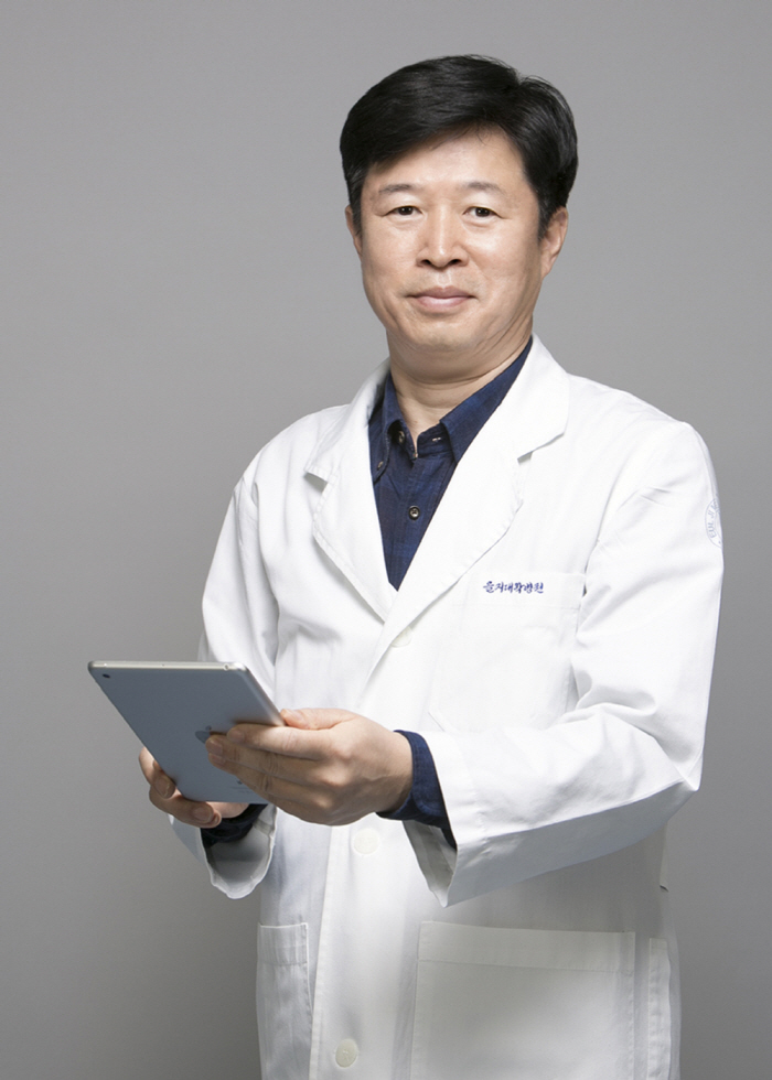 대전을지대병원 양윤석 교수팀, 로봇 통한 무흉터 브이노츠 천골질고정술법 …